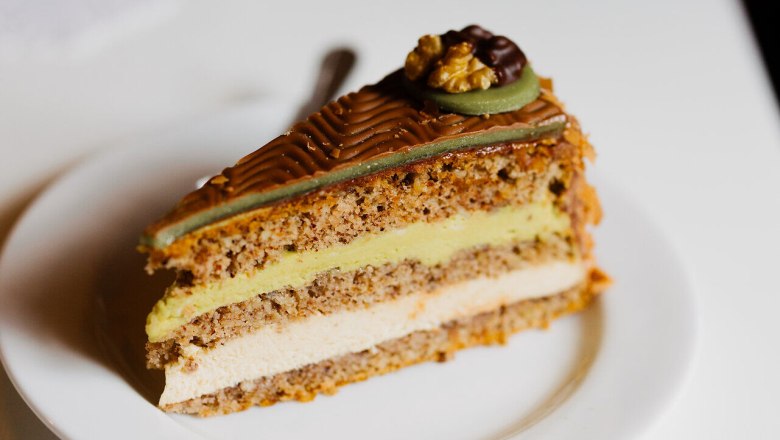 Kulinarische Reise, Ghega-Torte mit Pistazien und Nussnougat, Konditerei Alber, Payerbach, Wiener Alpen, © Niederösterreich Werbung/Mara Hohla Herunterladen Die Ghega-Torte verführt mit ihrer zarten Schicht aus Pistazien und Nussnougat, die harmonisch aufeinander abgestimmt sind. Ein Genuss, der die Sinne betört und zum Verweilen einlädt, während man die süße Köstlichkeit in der charmanten Atmosphäre der Konditorei genießt.