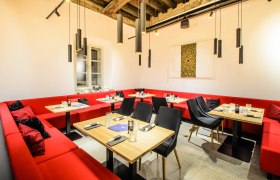 Rote Innenausstattung im Gozzo by Late, © Charly Teuschl Rote Innenausstattung im Gozzo by Late, © Charly Teuschl