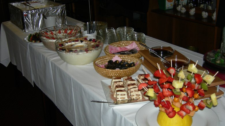 Hotel Wegscheidhof, © Hotel Wegscheidhof Buffet mit Desserts und Obstspießen auf einem Tisch.