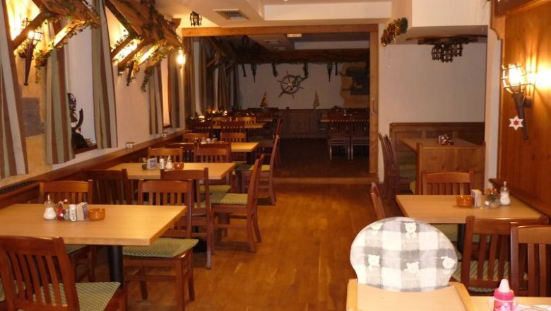 Restaurant, © © S. Maurovich Leeres Restaurant mit Holzmöbeln und Dekorationen an den Wänden.
