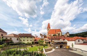 Kirchenwirt Wachau Ansicht, © Lehmann Ansicht von Weißenkirchen in der Wachau mit Kirche und historischen Gebäuden.