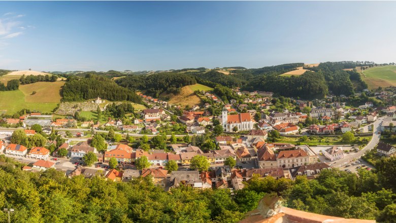 Blick vom Feuerturm auf Kirchschlag, © Wiener Alpen, Franz Zwickl Panoramablick auf Kirchschlag in der Buckligen Welt mit Kirche und umliegenden Hügeln.