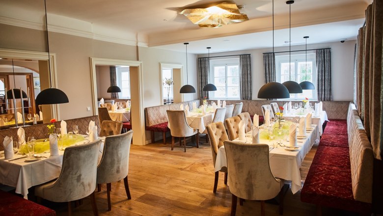 Schloss Luberegg, Restaurant, © Franz Gleiß Elegantes Restaurant mit gedeckten Tischen und stilvoller Beleuchtung.