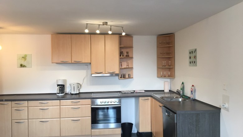 Küche & Esszimmer, Ferienwohnung Brandstetter Kathi, Frauenhofen, © Brandstatter-Mszyca Kathi Küchenzeile mit Elektrogeräten