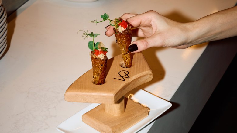 Wolfgang Puck Kitchen + Bar, © Flughafen Wien Wolfgang Puck Kitchen + Bar, Kleine Speise in einem Holzteller