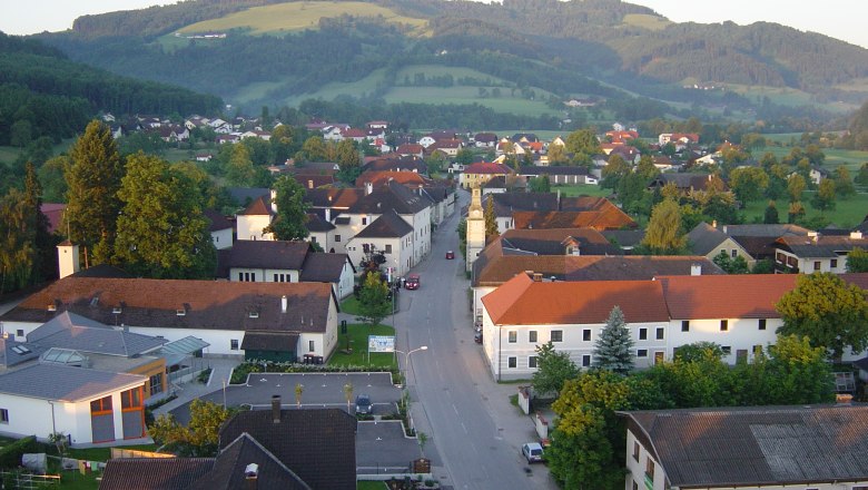 Wang, © Gemeinde Wang Luftaufnahme eines Dorfes mit roten Dächern und grüner Landschaft im Hintergrund.