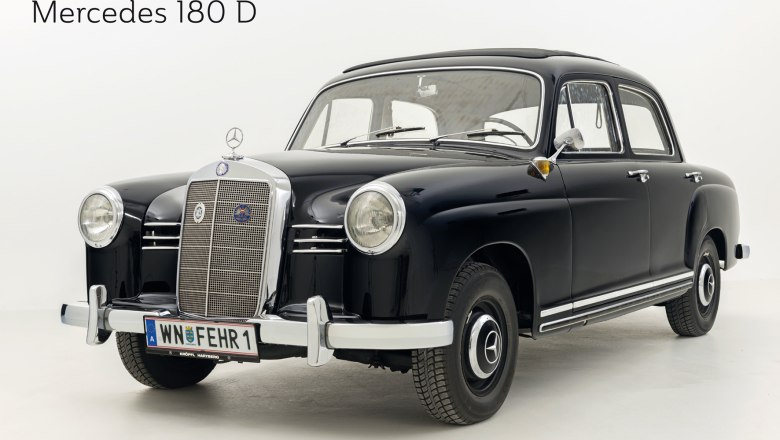 Mercedes 180, © Franz Baldauf Ein schwarzer Mercedes 180 D Oldtimer in einem Studio mit weißem Hintergrund.