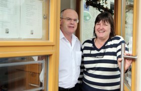 Zur Linde Neuhofen/Ybbs, © weinfranz.at Ein Mann und eine Frau stehen lächelnd in einer Türöffnung eines Gebäudes.