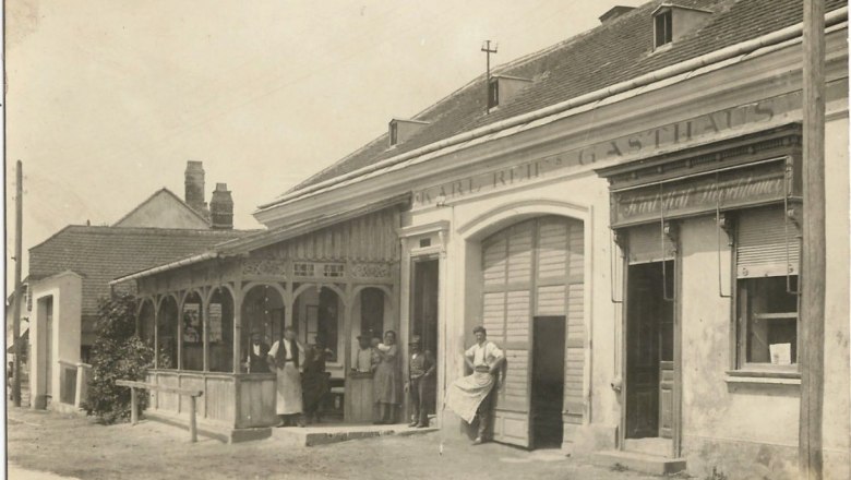 TDR-GH Reif historisch, © GH Reif Historisches Foto eines Gasthauses mit Menschen vor dem Eingang.