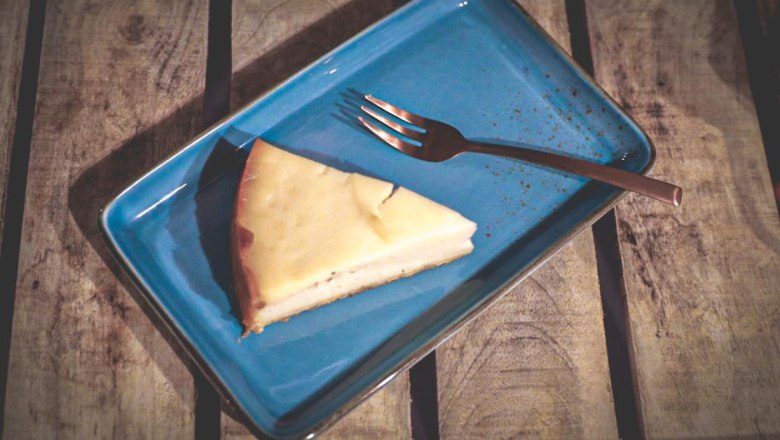 TD-Kuchen auf Teller, © Markus Gruebler Kuchenstück auf blauem Teller