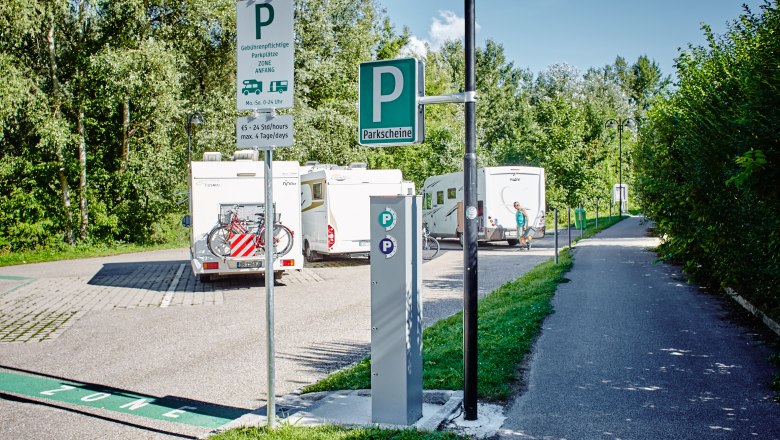 Wohnmobilstellplatz Melk, © Stadt Melk Wohnmobilstellplatz mit mehreren geparkten Wohnmobilen und Parkscheinautomat.