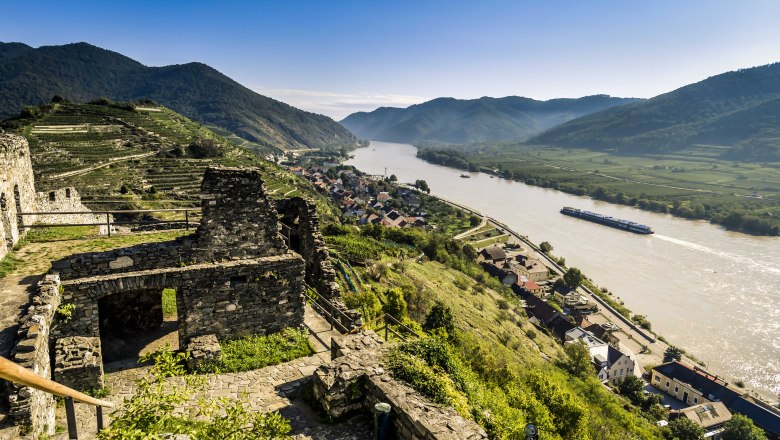 Ausblick von der Ruine Hinterhaus in Spitz, © Robert Herbst Blick von der Ruine Hinterhaus auf die Donau und umliegende Landschaft in Spitz.