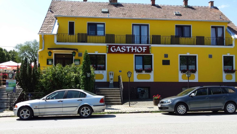 Hausansicht, © © GH Prinz Eugen Gelbes Gebäude mit der Aufschrift 'Gasthof', zwei geparkte Autos davor.