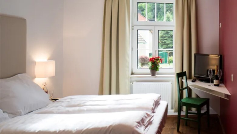 Zimmerbeispiel im Gasthof zur Venus, © Familie Mistelbauer Doppelbett mit Fenster und Tischecke mit Fernseher