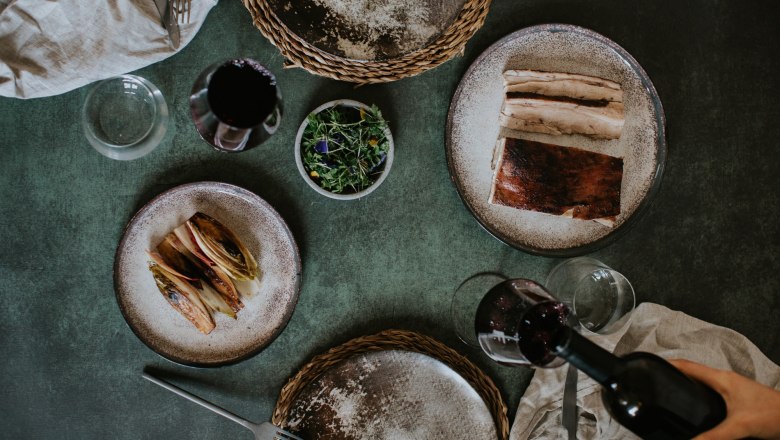 FranzvonGrün, © Franz von Grün Teller mit Speisen, Weinfalsche und Weinglas