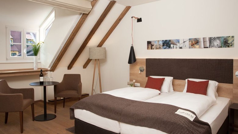 Hotel Althof Retz, © Hotel Althof Retz Gemütliches Hotelzimmer mit Doppelbett, Sitzbereich und Dachschräge.