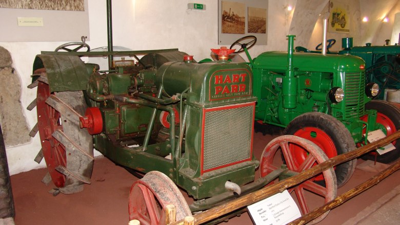 Traktorausstellung im ÖLM, © Österreichisches Landwirtschaftsmuseum Alte Traktoren in einem Museum ausgestellt.