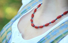 Passend zum Dirndl: eine Kette aus Dirndlkernen, © weinfranz.at Passend zum Dirndl: eine Kette aus Dirndlkernen, © weinfranz.at