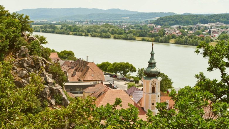 Marbach im Sommer, © Klaus Engelmayer Blick auf Marbach an der Donau im Sommer mit Kirche und Fluss.