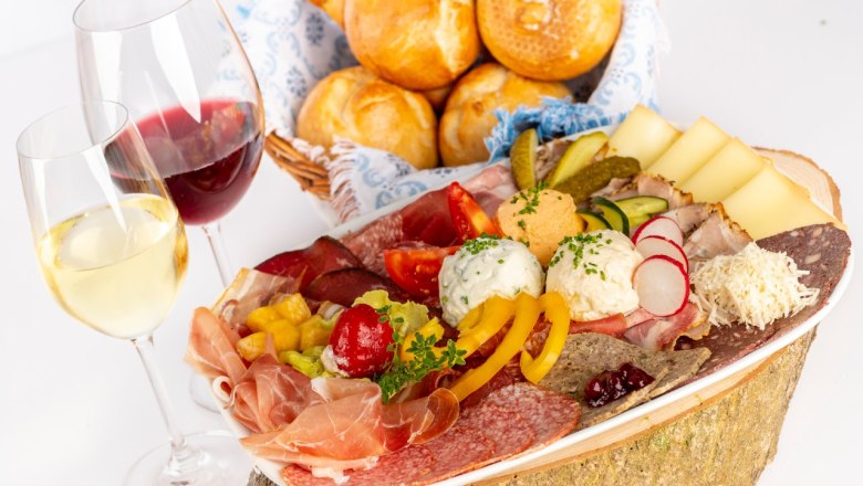 Speisenbeispiel beim Heurigen Höllmüller in Joching, © Familie Höllmüller Speisenbeispiel beim Heurigen Höllmüller in Joching, © Familie Höllmüller