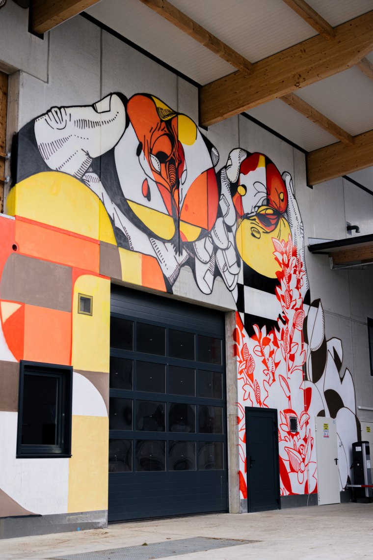 Künstler David Leitner stellt das Obstjahr dar, © Niederösterreich Werbung/Mara Hohla Darstellung des Obstjahres von Künstler David Leitner auf der Außenwand der Obsthalle Preiß