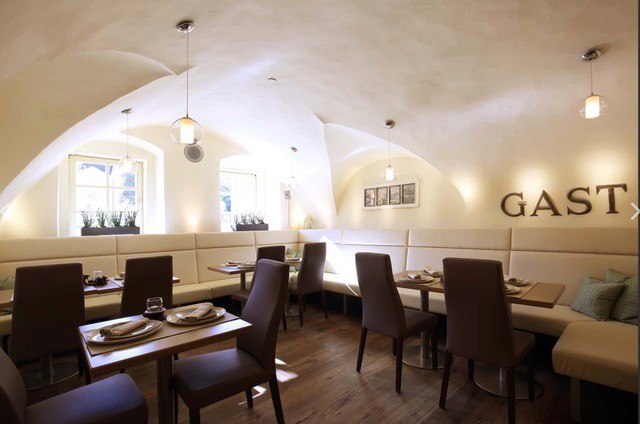 S Platzl Gastraum, © Schilowsky_NM_©redtenbacher Tische im Restaurant eingebettet in einem Gewölbe