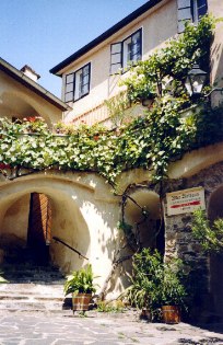 Pension Altes Rathaus, © Pension Altes Rathaus Historisches Gebäude mit Pflanzen und Bögen.