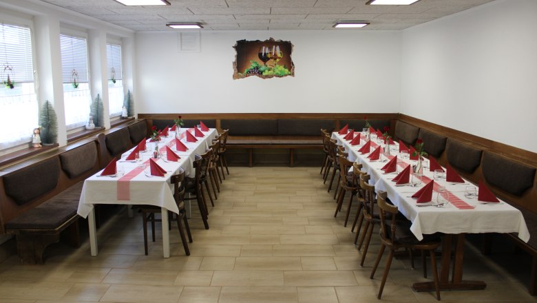 Stixer Hof, Stixneusiedl, © Stixer Hof Stixer Hof, Stixneusiedl, Großer Saal mit Tischen und Bänken