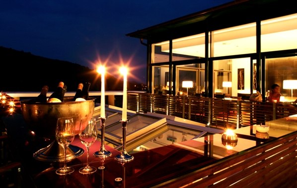 Restaurantterrasse, © Steigenberger Hotel and Spa, Andreas Hofer Abendliche Restaurantterrasse mit Kerzenlicht und Weingläsern.