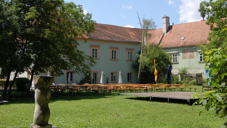 Schloss Bad Fischau, © Wolfgang Glock Schloss Bad Fischau mit Garten und Biertischen.