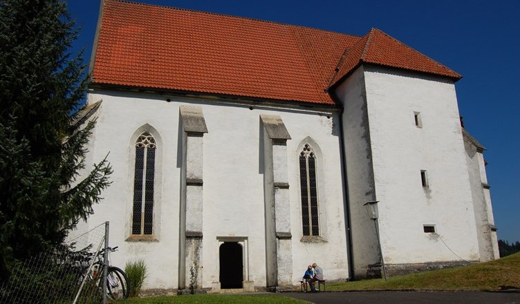 Andreaskirche Kirchweihfest, © Gerhard Hackner Weiße Kirche mit rotem Dach und gotischen Fenstern, blauer Himmel.