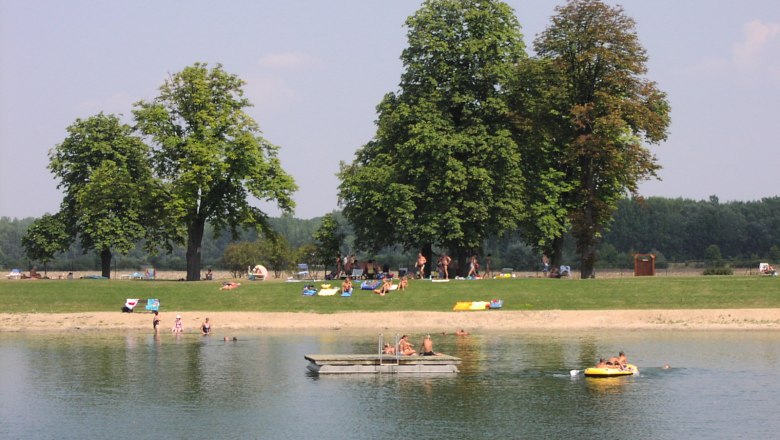 Aubad Hohenau, © Marktgemeinde Hohenau/March Menschen entspannen am Aubad Hohenau.