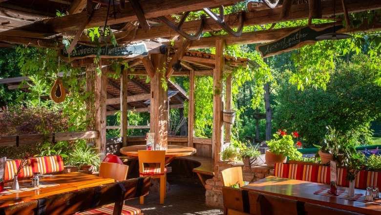 Gastgarten, © Die Hochriess-Distelberger GmbH & Co.KG Sonniger Gastgarten im Grünen mit einladender Atmosphäre