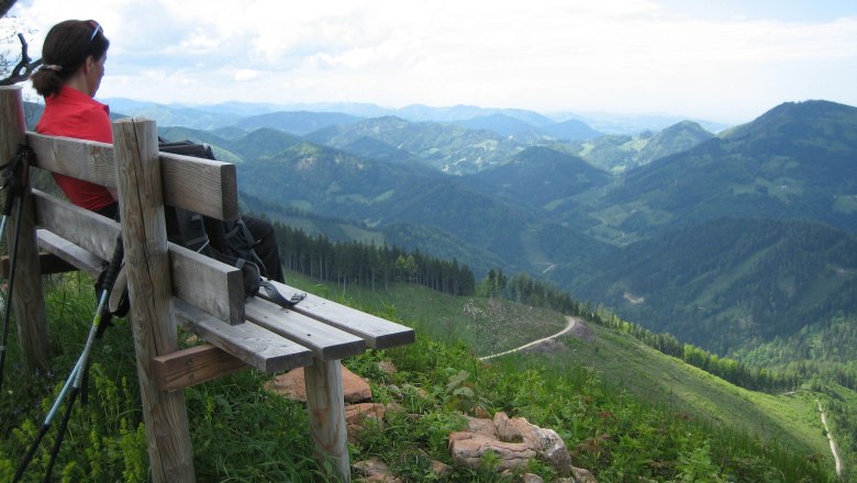 Bankerl mit herrlichem Ausblick, © Fam. Helmel Bankerl mit herrlichem Ausblick, © Fam. Helmel