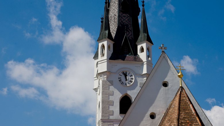 Stadtgemeinde Horn, © Stadtgemeinde Horn Kirchturm mit Uhr und spitzem Dach vor blauem Himmel.