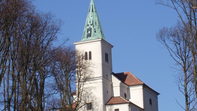 Wallfahrtskirche zur Heiligen Dreifaltigkeit, © Wallfahrtskirche zur Heiligen Dreifaltigkeit Wallfahrtskirche zur Heiligen Dreifaltigkeit auf einem Hügel, umgeben von Bäumen.