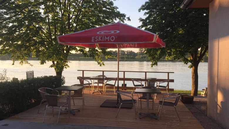 td-alpenvereinshaus_terasse_4s-c-alpenvereinshaus, © TD-alpenvereinshaus_Terasse_c_alpenvereinshaus Sonnendeck im Hintergrund die Donau