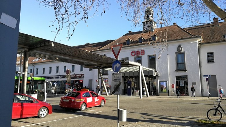 Bahnhof Krems an der Donau, © Roman Zöchlinger Bahnhof Krems an der Donau mit ÖBB-Logo, Autos und Fußgängern.
