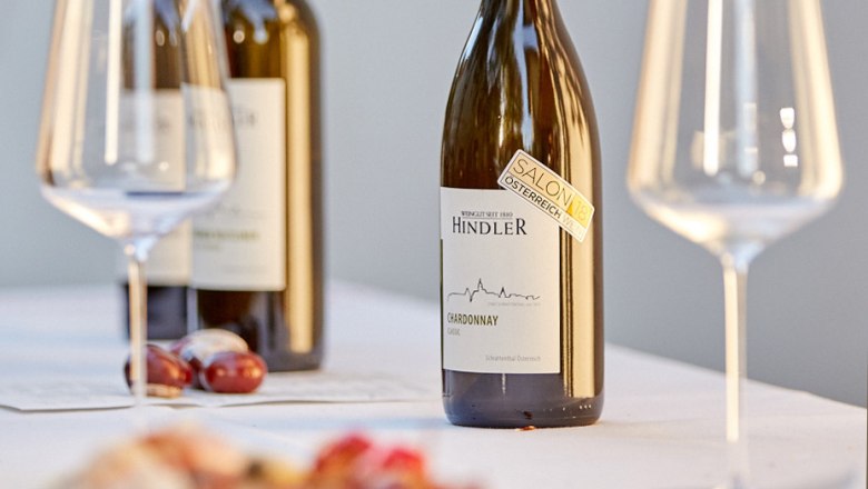 Weinverkostung, © Weingut Hindler Weinflaschen und Gläser auf einem Tisch, Weingut Hindler.