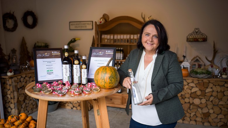 Sissy Heisler mit prämierten Produkten, © Robert Herbst Sissy Heisler präsentiert ihre prämierten Produkte