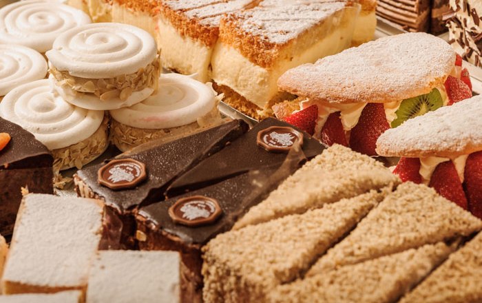 Café-Konditorei Mistlbacher, © Best of Wachau/Rita Newman Verschiedene Kuchen und Torten in einer Konditorei.