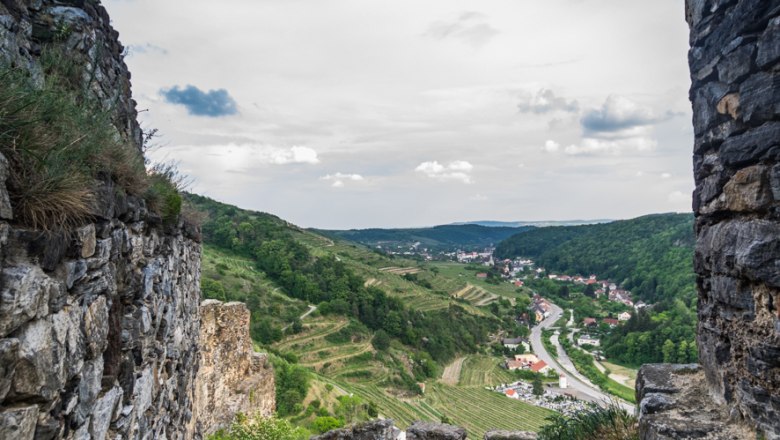 Burgruine Senftenberg 6, © Verein zur Erhaltung der Burgruine Senftenberg Blick von der Burgruine Senftenberg auf eine grüne Landschaft mit einem Dorf im Tal.