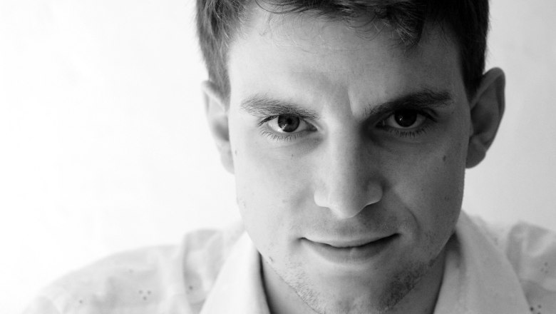 Machherndl Erich, © Weingut Machherndl Erich Schwarz-Weiß-Porträt eines jungen Mannes mit kurzem Haar und ernstem Blick.