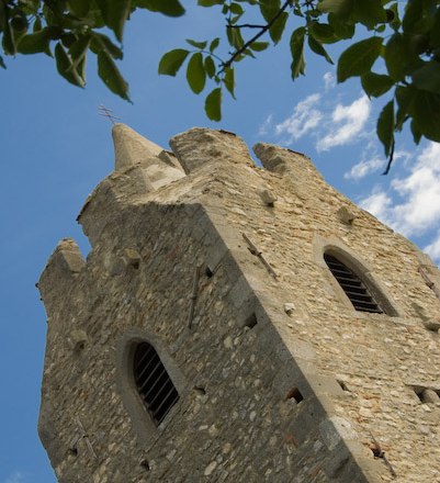 Wehrkirche Scharndorf, © Gemeinde Scharndorf Wehrkirche Scharndorf mit blauem Himmel und Blättern im Vordergrund.