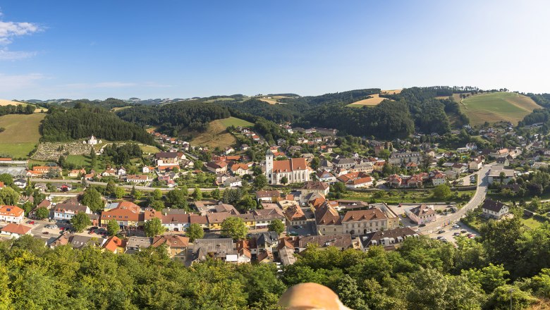 Blick vom Feuerturm auf Kirchschlag, © Wiener Alpen, Franz Zwickl Panoramablick auf Kirchschlag in der Buckligen Welt, umgeben von Hügeln und Wäldern.