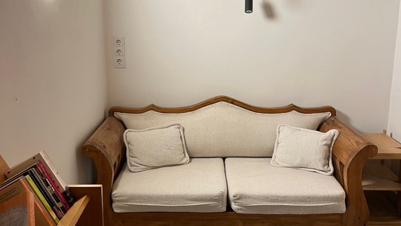 Leseecke, © Anita Gallei Gemütliche Leseecke mit Holzsofa, Bücherregal und Pflanzen.