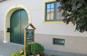 Haus Resi, © Familie Kober Eingang eines Gästehauses mit grünem Tor und Schild "Haus Resi".
