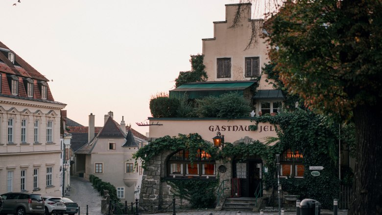 Gasthaus Jell in der Kremser Altstadt, © Niederösterreich Werbung/Julius Hirtzberger Historisches Gasthaus mit Efeu bewachsen, malerische Altstadtstraße.