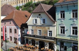 Restaurant "Zum Fürsten", © Restaurant "Zum Fürsten" Historische Gebäude mit Café und Brunnen im Vordergrund.