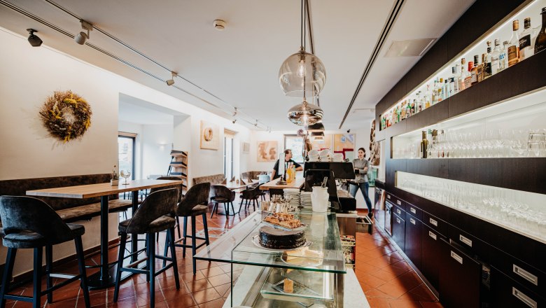 Der Löffler - das Restaurant, © Nixxpixx.com Innenansicht eines modernen Restaurants mit Bar, Tischen und Stühlen.